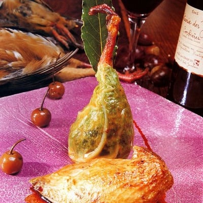 Perdreaux pâtes rouges aux griottines, suprêmes sur leur carcasse et cuisse aux châtaignes en feuille de chou.