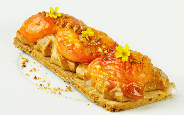 Pâte sucrée au pralin et grué de cacao pour une tartelette aux abricots rôtis et une crème pralinée