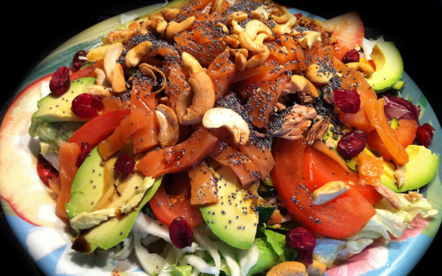 Voici l'Eté! Maxi salade saumon, thon, avocat et noix de pécan!