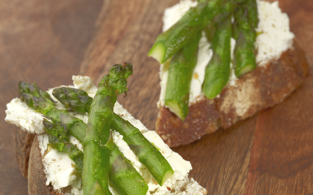 Les tartines d'asperges vertes