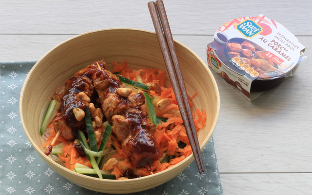Brochettes de porc au caramel et crudités façon bo bun
