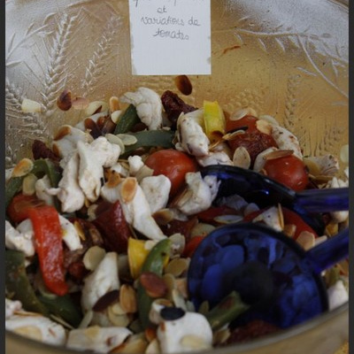 Salade poivrons, poulet, déclinaison de tomates