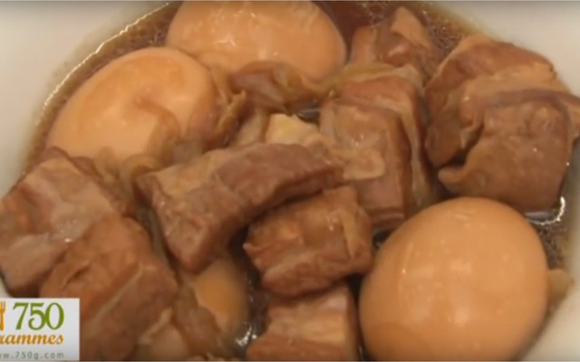 Poitrine de porc au caramel mijoté avec des œufs