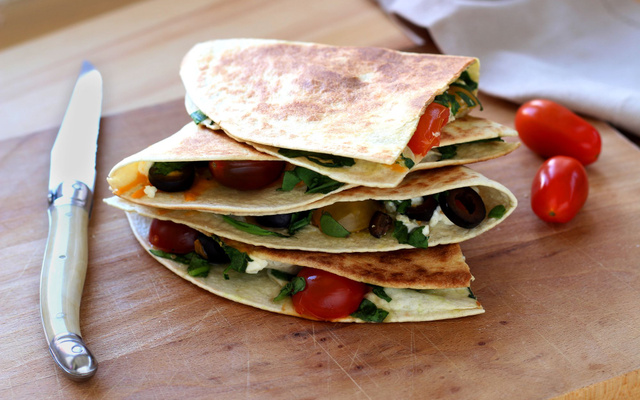 Quesadillas pousses d'épinard & tomates