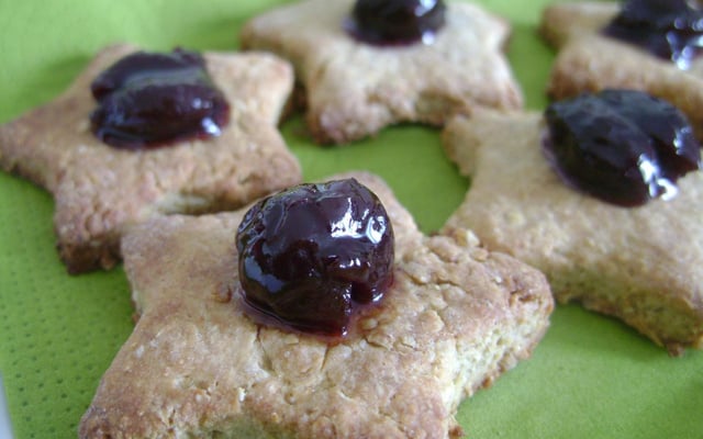 Biscuits au son d'avoine à la confiture de cerises noires