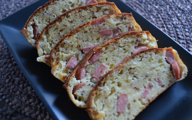 Cake aux knackis et à la moutarde