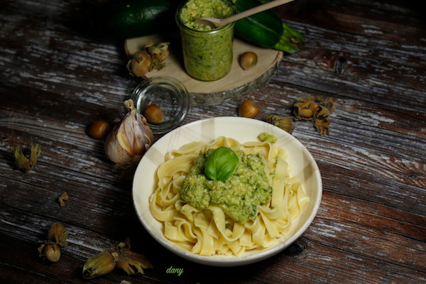 Tagliatelles au pesto de courgettes aux noisettes