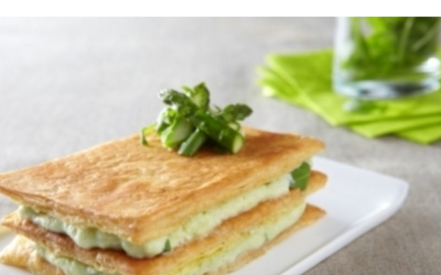 Mille-feuille d'asperges et crème d'amandes au Parmesan