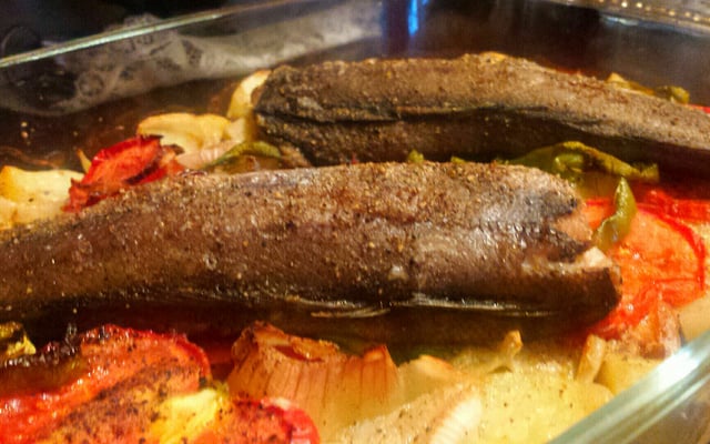 Dorade au four sur lit de pommes de terre