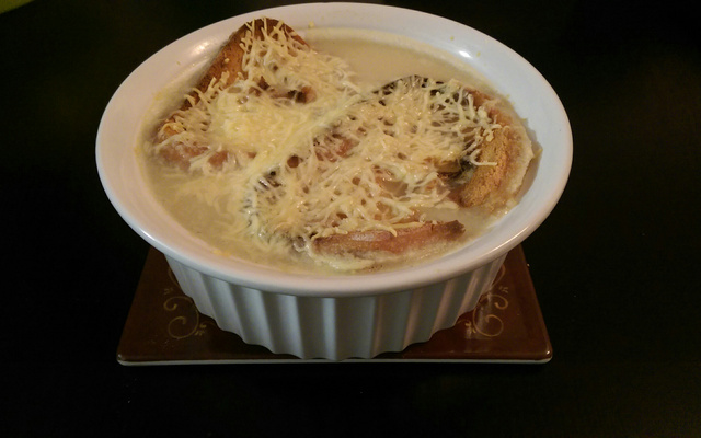 Soupe à l'oignon gratinée rapide