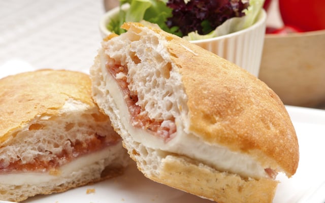 Ciabatta au jambon de Parme, tomates séchées et mozarella