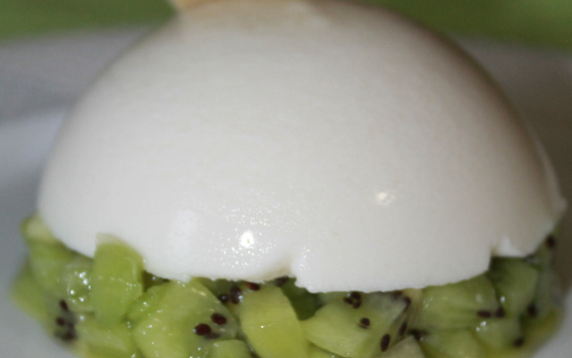 Dôme coco kiwi, tuile de banane