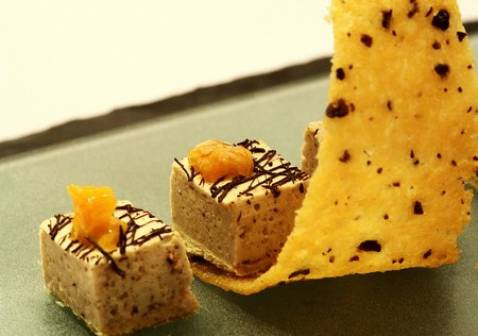 Marschmallow praliné au foie gras et chocolat noir, confit d'orange et dentelles