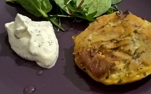 Tatins sucrées-salées poires et fourme d'Ambert et leur crème fouettée au thym