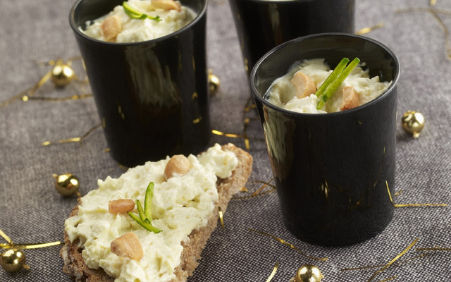 Verrine de fromage fouetté Madame Loïk crabe asperges et noix de cajou torréfiées