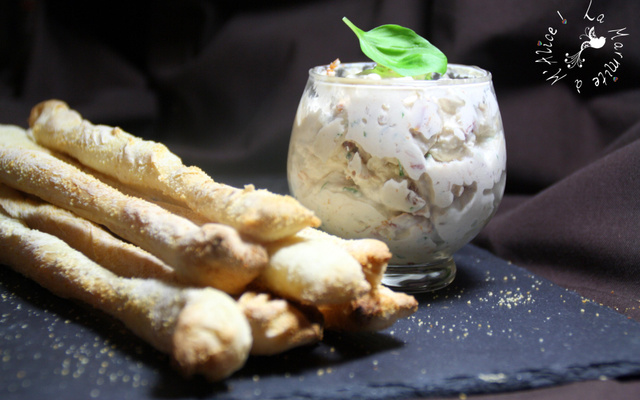 Gressins, fromage frais au basilic et tomates séchées