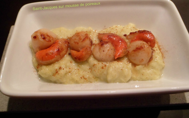 Saint-Jacques sur mousse de poireaux