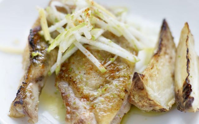 Suprême de pintade, céleri rôti et condiment pomme et gingembre