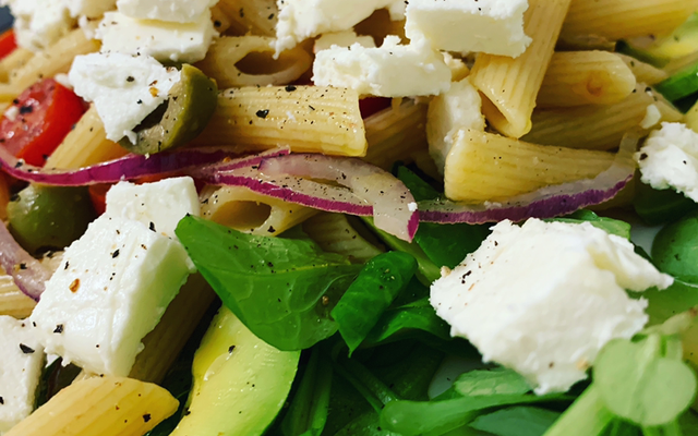 Salade de pâtes à l’avocat, oignons rouges, olives et féta