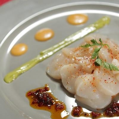 Saint-Jacques raidies, tartare d'avocat et papaye au piment d'espelette