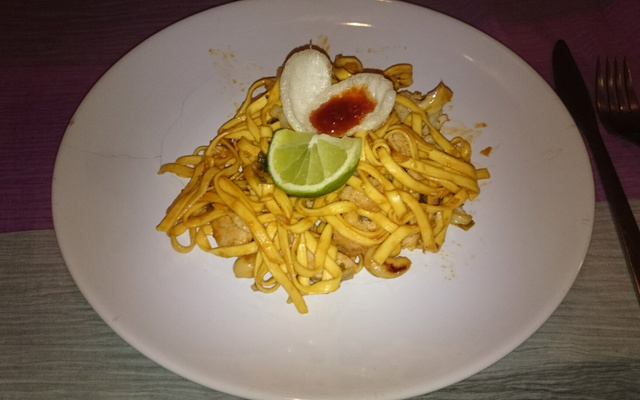 Nouilles sautées au brocoli, noix de cajou et poulet