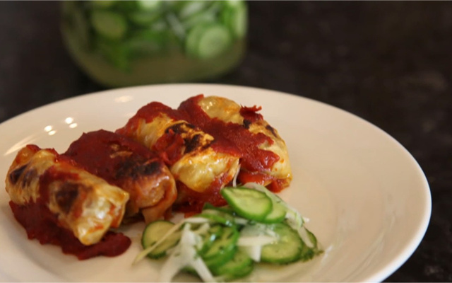 Choux farcis à la sauce tomate