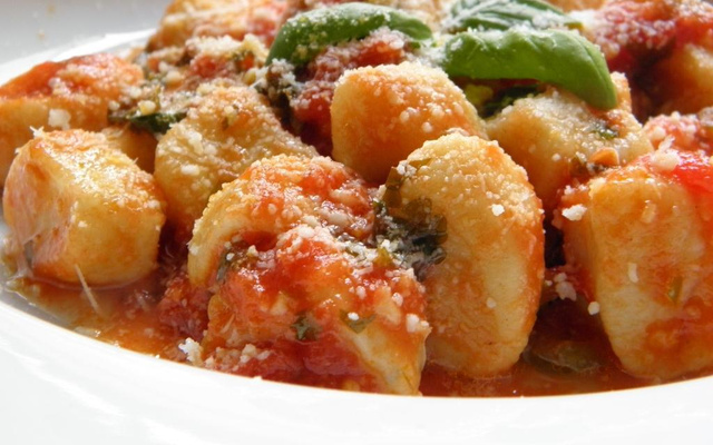 Quenelles de ricotta à la tomates, basilic & persil