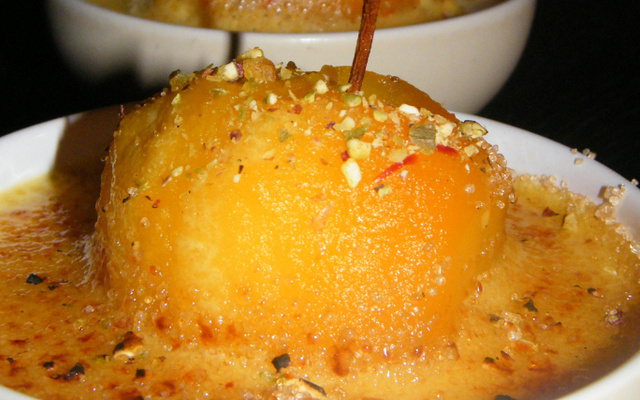 Pommes pochées et sa crème au safran