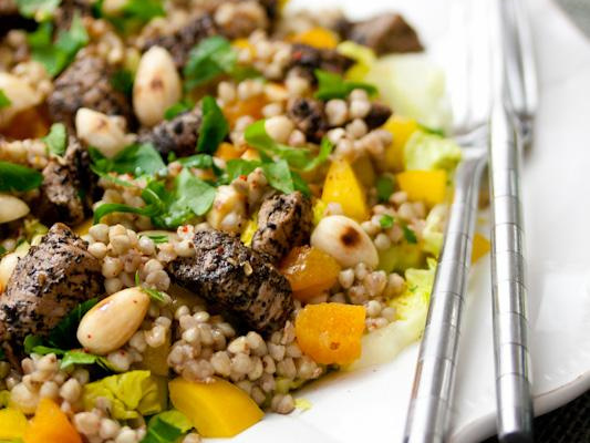 Dés d'agneau au thé kashmir et salade aux fruits secs