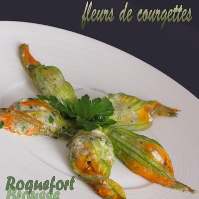 Fleurs de courgettes farcies au Roquefort et à la brousse
