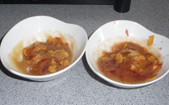Compote de pommes à la confiture de fraises et corn flaks