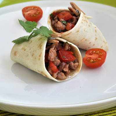 Petits chaussons de tortillas à l'agneau, tomate, oignon rouge et coriandre