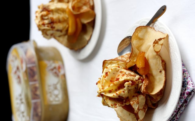 Aumônières de crêpes aux pommes caramélisées et crème glacée Carte d'Or® façon glacier saveur crème brûlée