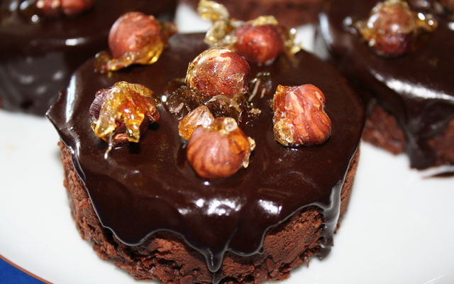 Pavé croustillant praliné au chocolat, crème anglaise au café