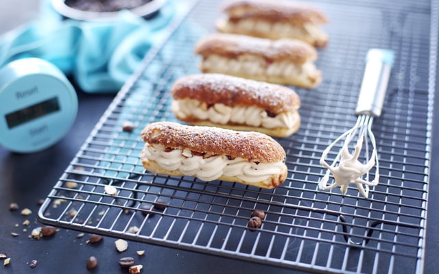 Éclairs à la ganache montée au café et fruits secs rôtis au sirop d'érable