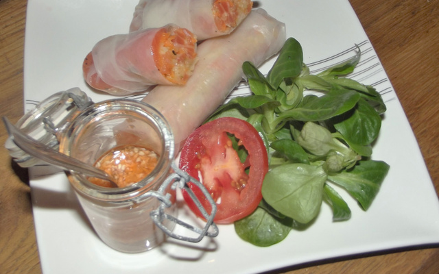 Rouleaux de printemps au saumon, radis noir et fenouil