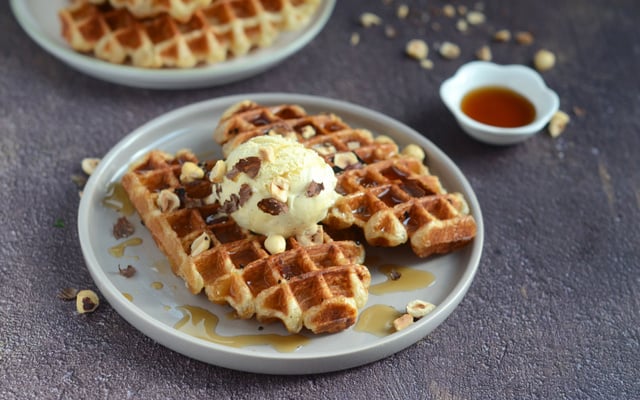 Croffle caramel, noisettes et glace vanille