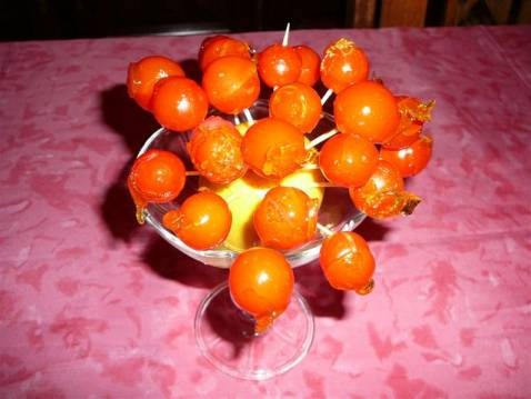 Présentoir de chupachups de tomates cerise caramélisées