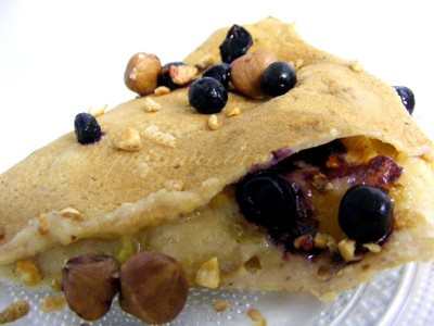 Crêpe à la farine de châtaigne fourrée à l'abricot, la myrtille et la noisette