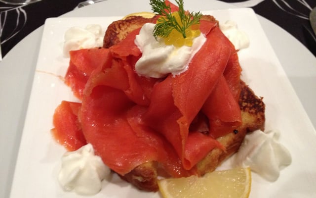 Brioche perdue au saumon fumé, chantilly au raifort et vodka