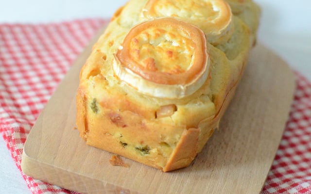 Cake aux asperges, dés de poulet et chèvre au Companion