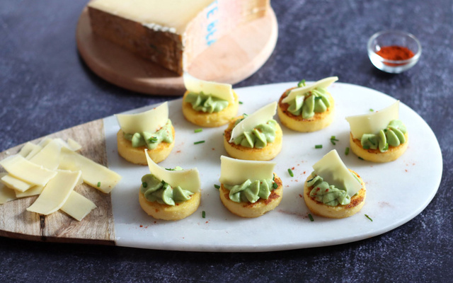 Bouchées de polenta, crème d'avocat et Beaufort