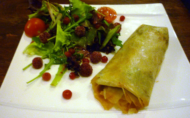 Cigare croustillant de boudin blanc et son gratin de pleurottes au chaource, accompagné de son mesclun en habit rouge