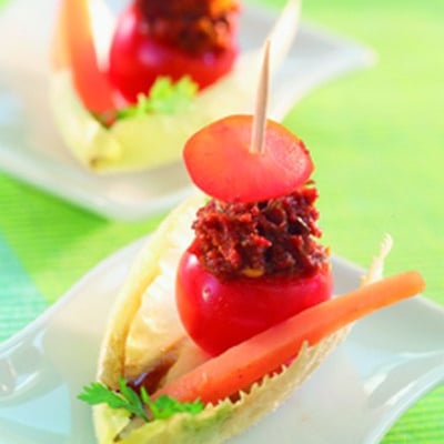 Tomates cœur de pigeon farcies de concassé de tomates séchées et gingembre, cumin