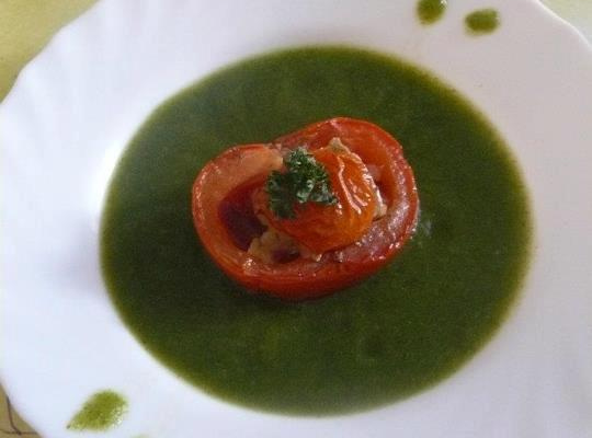 Velouté de laitue, tomate farcie aux lardons