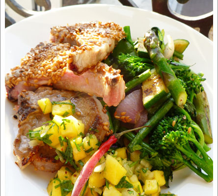 Côtes d'agneau panées au sésame, Légumes croquants et Salsa de mangue