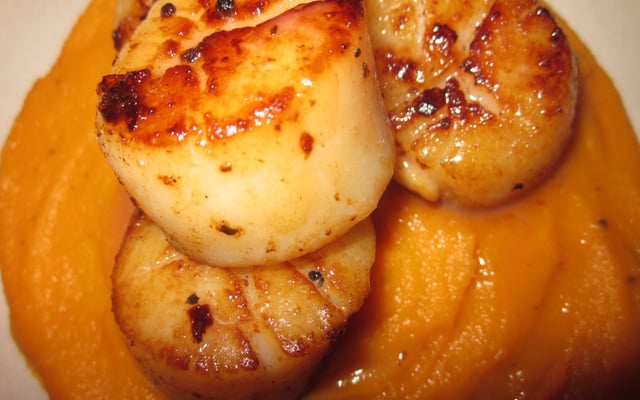 Noix de Saint-Jacques mi-cuites sur lit de patates douces