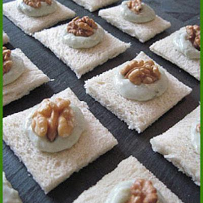 Canapés au roquefort et aux noix