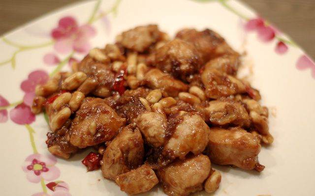 Poulet aux cacahuètes piquant façon Sichuan