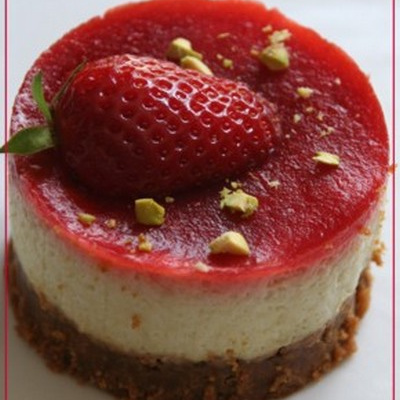 Mousse de rhubarbe sur croquant de spéculoos et sous miroir de fraises